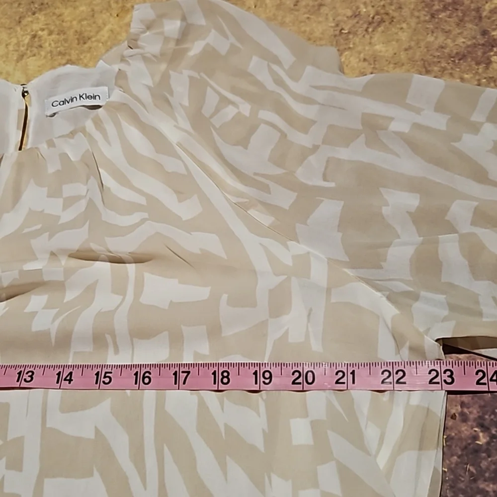 Calvin Klein | Beige and White Flowy Blouse - Picture 7 of 10